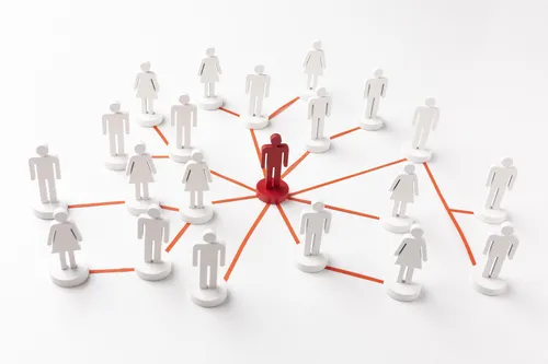 עובדים סביב מנהל